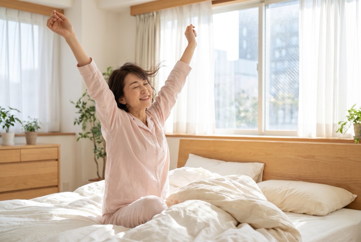 朝すっきり目覚める女性のイメージ